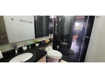 Bella casa con habitación principal en primer piso