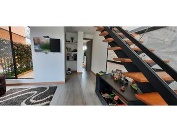 Bella casa con habitación principal en primer piso