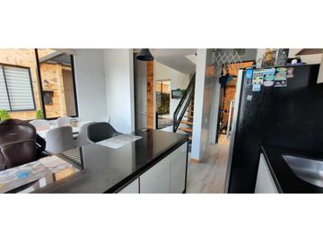 Bella casa con habitación principal en primer piso