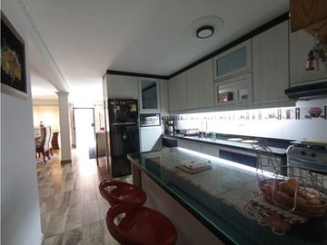 SE VENDE CASA EN LA ESMERALDA