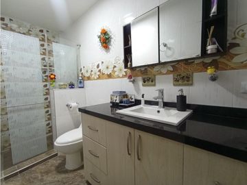 SE VENDE CASA EN LA ESMERALDA