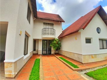Venta Casa Campestre a Puerta Cerrada Cerca Club Campestre