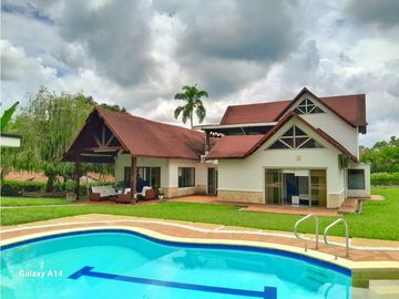 Venta Casa Campestre a Puerta Cerrada Cerca Club Campestre