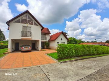 Venta Casa Campestre a Puerta Cerrada Cerca Club Campestre