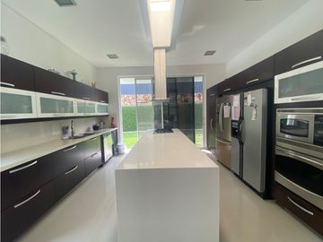 SE VENDE MAJESTUOSA CASA EN ALTOS CIUDAD JARDIN