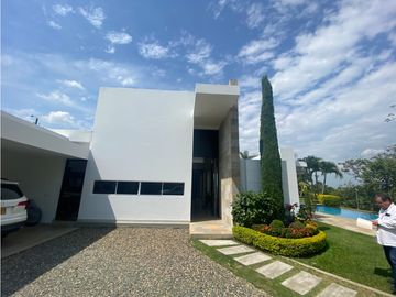 SE VENDE MAJESTUOSA CASA EN ALTOS CIUDAD JARDIN
