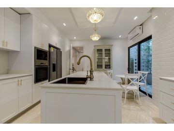 SE VENDE CASA  PARA ESTRENAR ESTILO PARISINO EN BARRIO RIOMAR BQUILLA