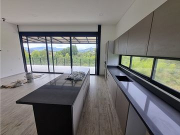 Casa en venta para estrenar un nivel en El Peñol - La Cristalina