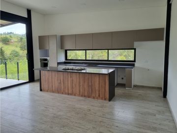 Casa en venta para estrenar un nivel en El Peñol - La Cristalina
