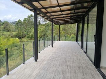 Casa en venta para estrenar un nivel en El Peñol - La Cristalina