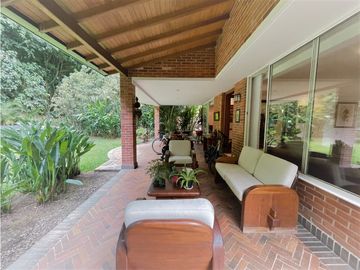 Casa en venta en Envigado - Loma de Benedictinos (JS)