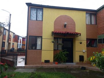 LUXA  VENDE CASA BARRIO AIDA LUCIA, REMODELADA.