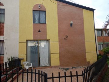 LUXA  VENDE CASA BARRIO AIDA LUCIA, REMODELADA.