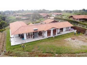 Se vende casa campestre de 4 habitaciones en la vía Circasia-Montenegr