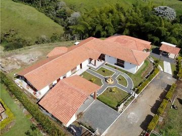 Se vende casa campestre de 4 habitaciones en la vía Circasia-Montenegr