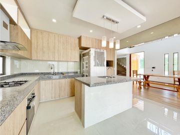 En Venta Imponente Casa Sector Calatrava, Club Campestre CTG, Turbaco