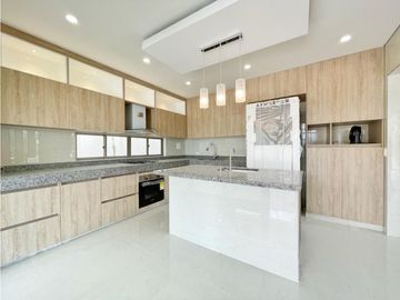 En Venta Imponente Casa Sector Calatrava, Club Campestre CTG, Turbaco