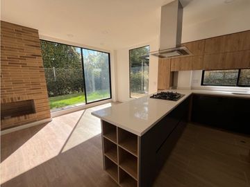 vendo linda casa de dos niveles con excelente ubicación y zona verde