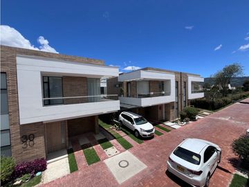 vendo linda casa de dos niveles con excelente ubicación y zona verde