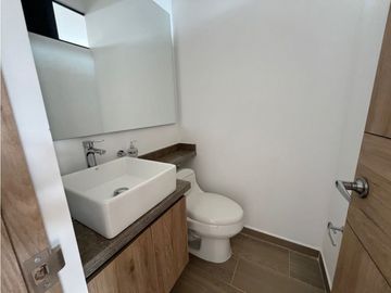 vendo linda casa de dos niveles con excelente ubicación y zona verde