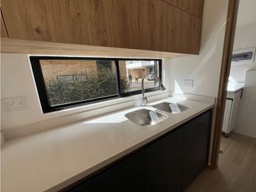vendo linda casa de dos niveles con excelente ubicación y zona verde