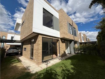vendo linda casa de dos niveles con excelente ubicación y zona verde