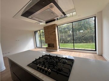 vendo linda casa de dos niveles con excelente ubicación y zona verde