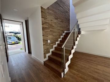 vendo linda casa de dos niveles con excelente ubicación y zona verde