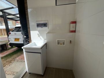 vendo linda casa de dos niveles con excelente ubicación y zona verde