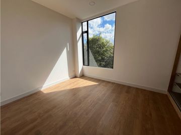 vendo linda casa de dos niveles con excelente ubicación y zona verde