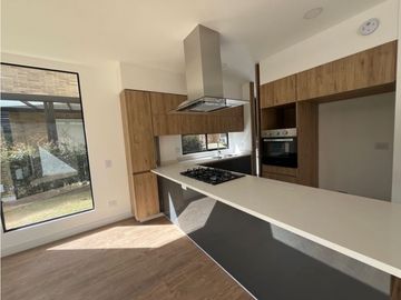 vendo linda casa de dos niveles con excelente ubicación y zona verde