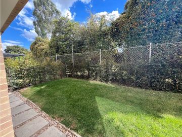 vendo linda casa de dos niveles con excelente ubicación y zona verde