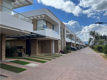 vendo linda casa de dos niveles con excelente ubicación y zona verde