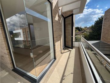 vendo linda casa de dos niveles con excelente ubicación y zona verde