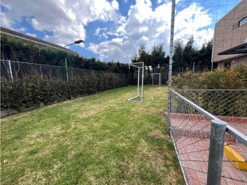vendo linda casa de dos niveles con excelente ubicación y zona verde