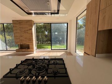 vendo linda casa de dos niveles con excelente ubicación y zona verde