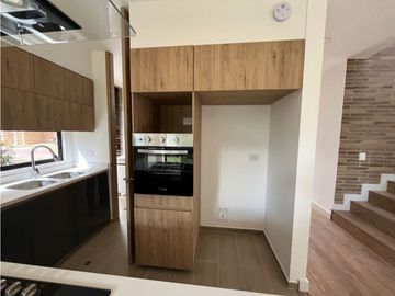 vendo linda casa de dos niveles con excelente ubicación y zona verde