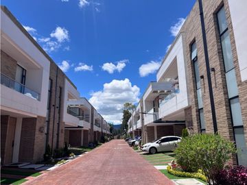 vendo linda casa de dos niveles con excelente ubicación y zona verde