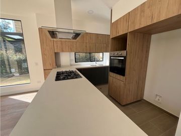 vendo linda casa de dos niveles con excelente ubicación y zona verde