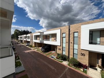 vendo linda casa de dos niveles con excelente ubicación y zona verde