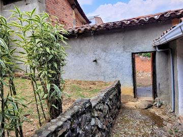CASA COLONIAL DE GRAN TAMAÑO EN GIRARDOTA