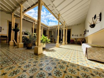 CASA COLONIAL DE GRAN TAMAÑO EN GIRARDOTA