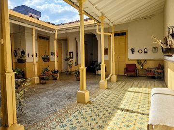 CASA COLONIAL DE GRAN TAMAÑO EN GIRARDOTA