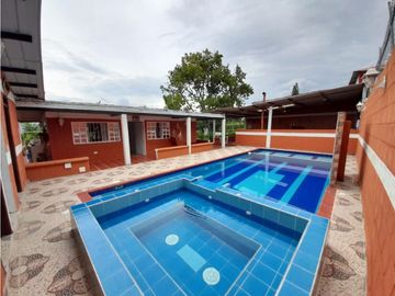 Casa campestre a puerta cerrada en venta / permuta - Tablones Palmira