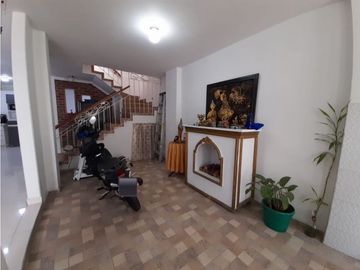 Casa de 2 pisos más terraza en venta Barrio Rincón del Bosque Palmira