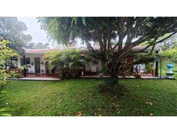 Se vende casa campestre vía al aeropuerto, Armenia Quindio