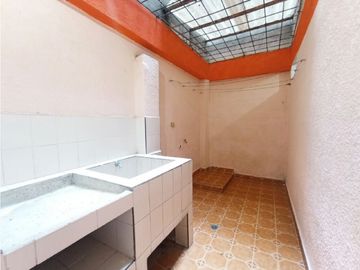 SE VENDE HERMOSA CASA EN EL BARRIO SALOMIA