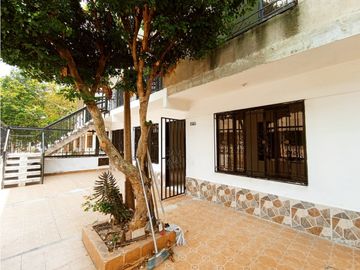 SE VENDE HERMOSA CASA EN EL BARRIO SALOMIA