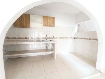 SE VENDE HERMOSA CASA EN EL BARRIO SALOMIA