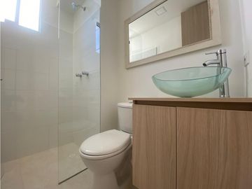 APARTAMENTO EN UNIDAD CERRADA CON ACABADOS EN MARINILLA